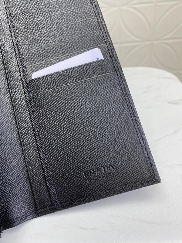 プラダ財布コピー角部分ディテール